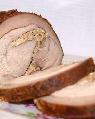 Рулет из филе индейки с грецкими орехами