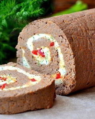 Рулет из отварной печени с пикантной начинкой