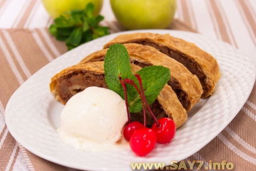 Рецепт рулета из слоеного теста с яблоками и орехами