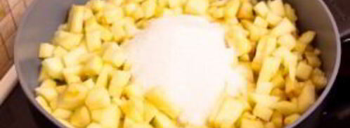 рулет из слоеного теста с яблоками и орехами. Шаг 4