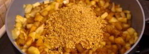 рулет из слоеного теста с яблоками и орехами. Шаг 7