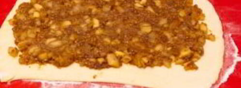 рулет из слоеного теста с яблоками и орехами. Шаг 9