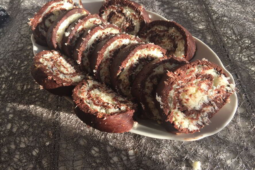 Рецепт рулета с кокосовой начинкой без выпекания