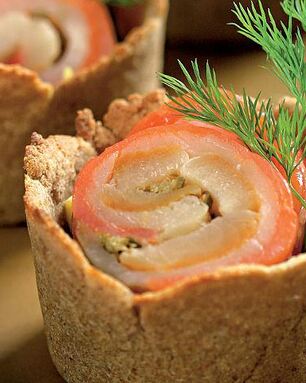 Рулетики из форели и палтуса с зеленым перцем и каперсами