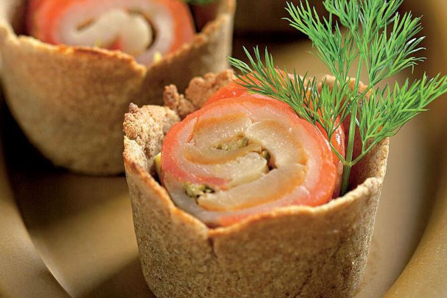 Рецепт рулетиков из форели и палтуса с зеленым перцем и каперсами