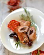 Рулетики из свинины с оливками, зеленью и чесноком