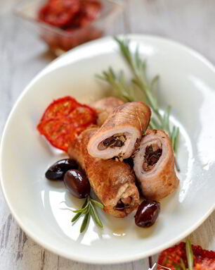 Рулетики из свинины с оливками, зеленью и чесноком