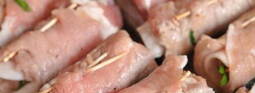 рулетики из свинины с оливками, зеленью и чесноком. Шаг 7