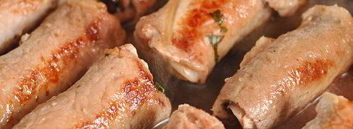 рулетики из свинины с оливками, зеленью и чесноком. Шаг 8