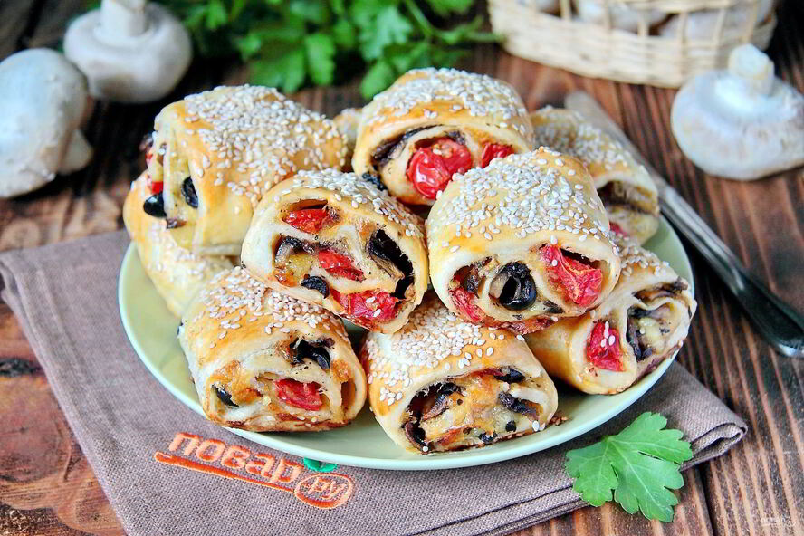 Рецепт рулетиков с томатами и грибами