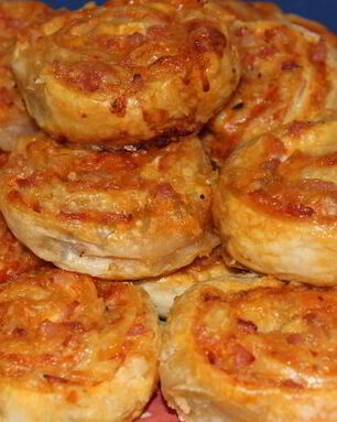Рулетики слоеные с сыром и беконом