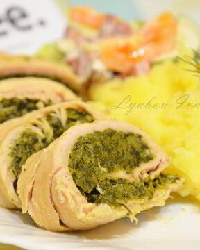 Рулеты из индейки со шпинатом и брокколи
