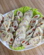 Рулеты с семгой, сыром и красным перцем