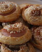 Слоеные рулетики с сосисками