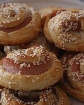 Слоеные рулетики с сосисками