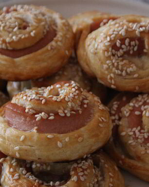 Слоеные рулетики с сосисками