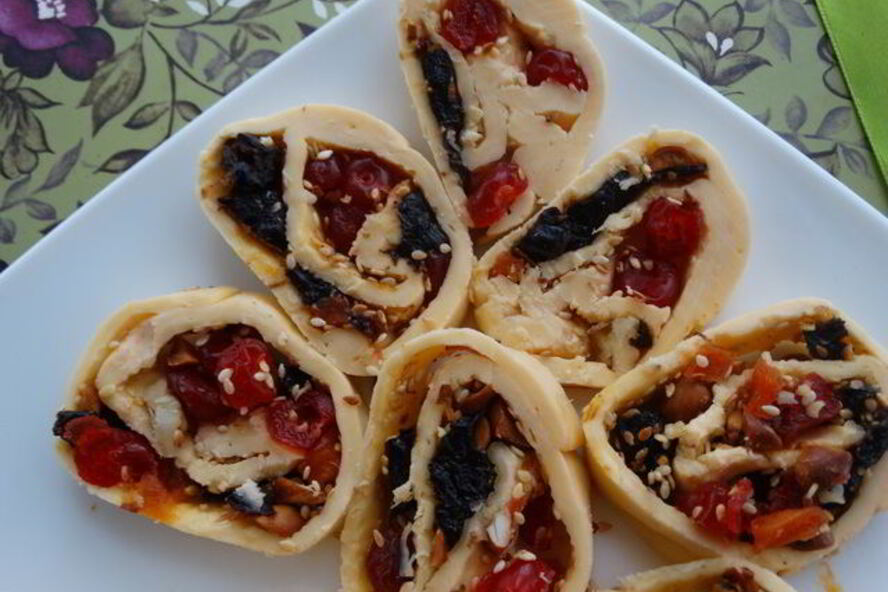 Рецепт сырного рулета с сухофруктами и орехами