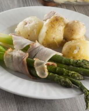 Запеченные рулетики из спаржи