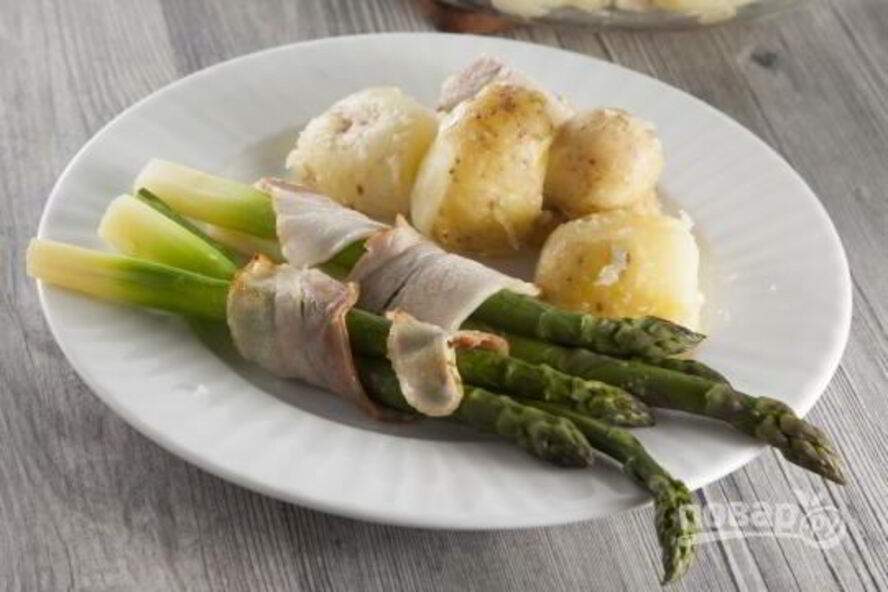 Рецепт запеченных рулетиков из спаржи