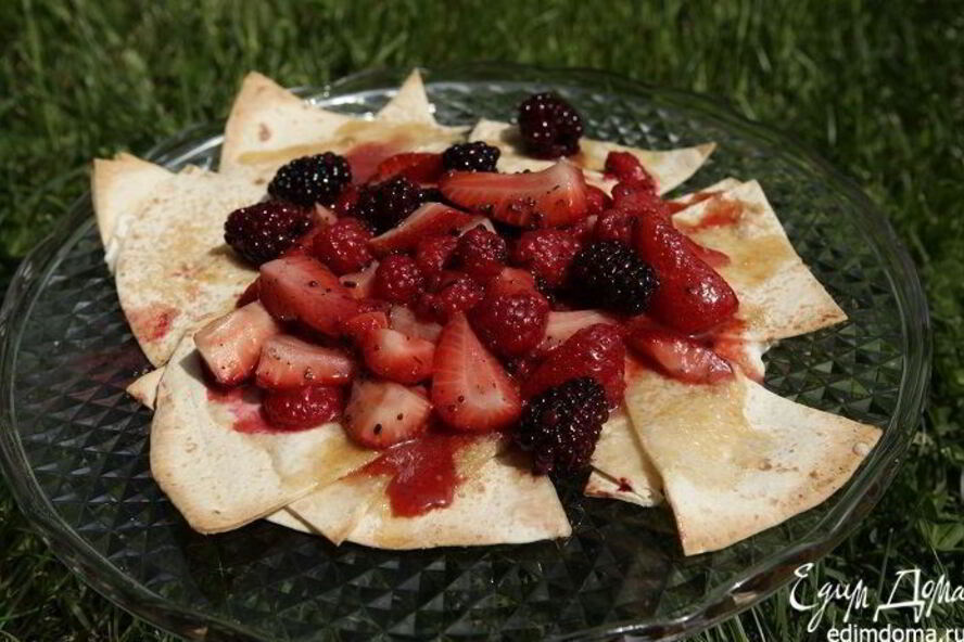 Рецепт сладкой тортильи с клубникой, малиной и ежевикой