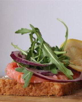 Датский открытый сэндвич с красной рыбой