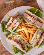 Клаб-сэндвич с курицей и беконом