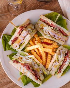 Клаб-сэндвич с курицей и беконом