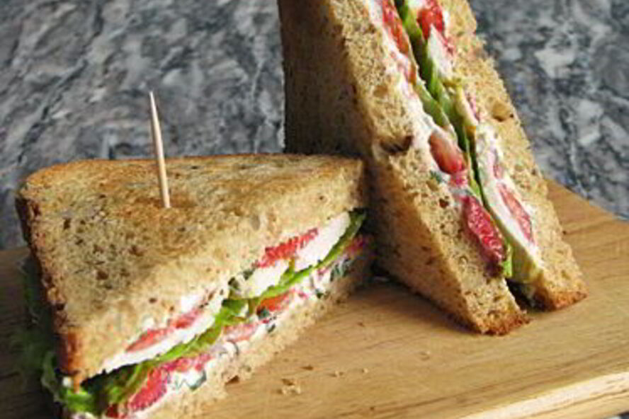 Рецепт клубничного сэндвича с курицей и мягким сыром