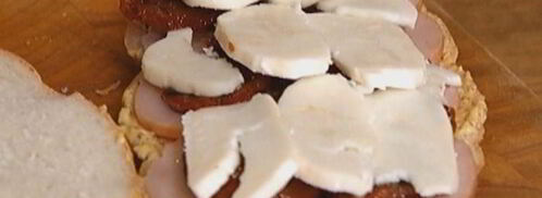 мини-сэндвичи с ветчиной, вялеными помидорами и сыром. Шаг 3