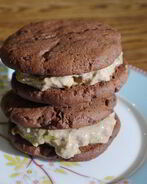 Шоколадные сэндвичи с фисташковым мороженым