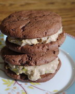 Шоколадные сэндвичи с фисташковым мороженым