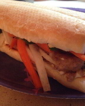 Сэндвич Бан ми с тефтелями