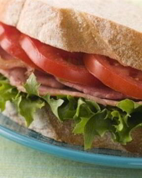 Сэндвич по-американски с беконом, томатами и салатом