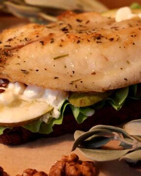 Сэндвич Прованс с рыбой и грушей