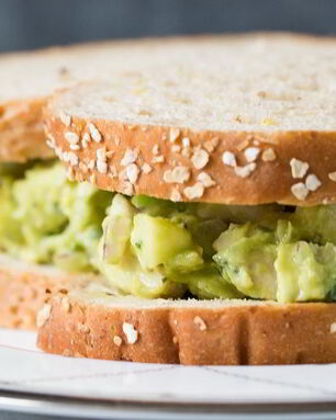 Сэндвич с авокадо и курицей