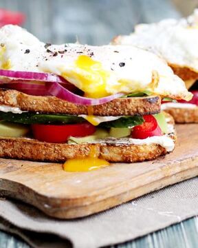 Сэндвич с авокадо и яйцом