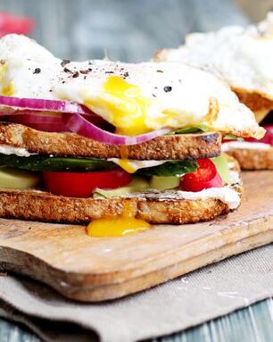 Сэндвич с авокадо и яйцом