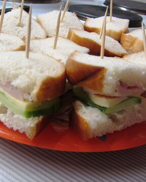 Сэндвич с беконом и ветчиной