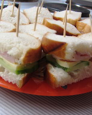 Сэндвич с беконом и ветчиной