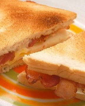 Сэндвич с беконом и яйцом