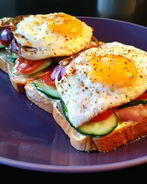 Сэндвич с беконом, яйцом и красным луком