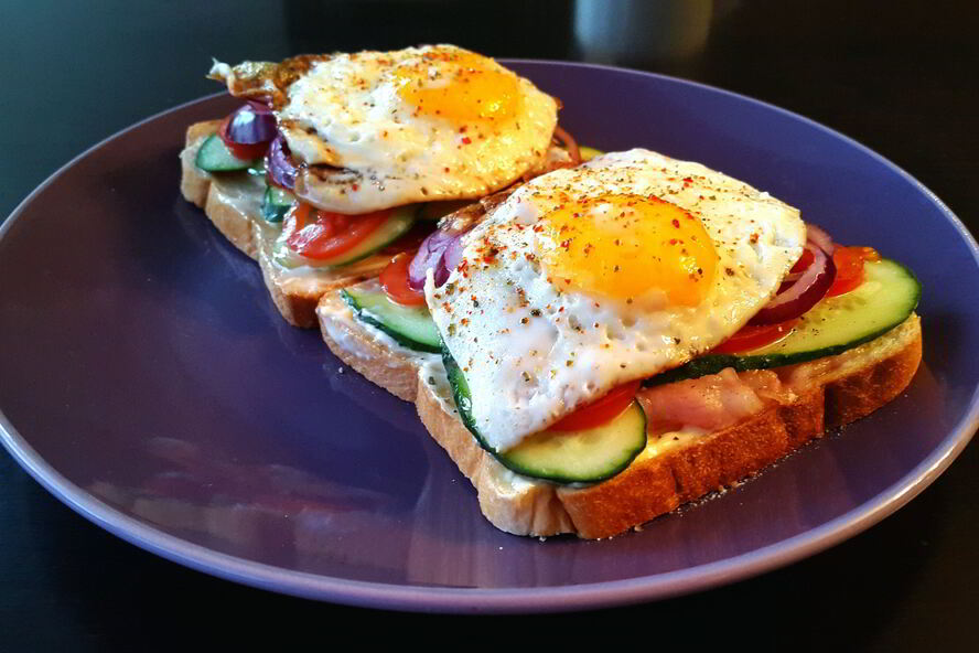 Рецепт сэндвича с беконом, яйцом и красным луком