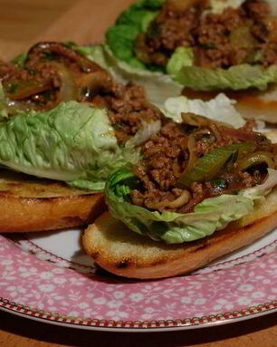 Сэндвич с говядиной, грибами и сельдереем