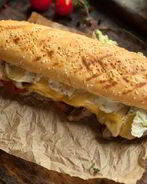 Сэндвич с говядиной и томатной сальсой