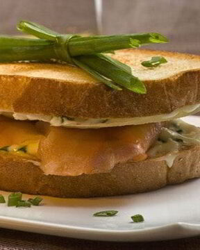 Сэндвич с красной рыбой и сыром Филадельфия