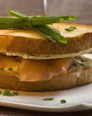 Сэндвич с красной рыбой и сыром Филадельфия