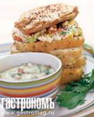 Сэндвич с куриным салатом и миндалем