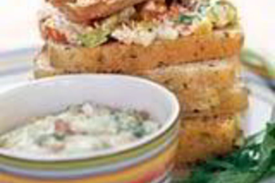 Рецепт сэндвича с куриным салатом и миндалем