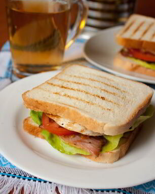 Сэндвич с курицей и беконом