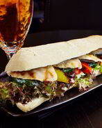 Сэндвич с курицей и овощами-гриль